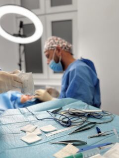 Nasz specjalista dr Wojciech Adamski podczas zabiegu plastyki powiek - blefaroplastyki. 👁️
Blefaroplastyka to zabieg chirurgiczny poprawiający funkcję i wygląd powiek. Polega on na usunięciu nadmiaru skóry, tłuszczu oraz napięciu mięśni.
#MEDISTIC #okulistyka #okulista #powieka #zabiegpowiek #opadającapowieka #zdroweoczy #medycynaestetyczna #powieki #onkologiaokulistyczna #rakskory #rakpodstawnokomórkowy #basalcell #carcinoma #bcc #czywieszże #specjalista #gabinetylekarskie #dradamski #drwojciechadamski #okuloplastyka #okuloplastyk #dradamski #drwojciechadamski