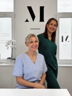 W MEDISTIC wszystkie zabiegi z zakresu medycyny estetycznej przeprowadzane są przez specjalistów dermatologii! 🩺🥼
Bo kto zna Twoją skórę lepiej? 🤍
👩🏽⚕️ Dr hab. Magdalena Jałowska
👩🏼⚕️ Dr Kinga Adamska
#MEDISTIC #medycynaestetyczna #zebiegi #laserfrakcyjnynieablacyjny #osoczebogatopłytkowe #osoczebogatoplytkowe #toksynabotulinowa #mezoterapiaigłowa #mezoterapia #dermatolog #dermatologpoznań #medycynaestetycznapoznań